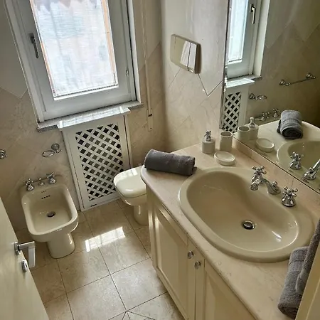 Sunny Rooftop Loft With Gorgeous Views Of Apartmán